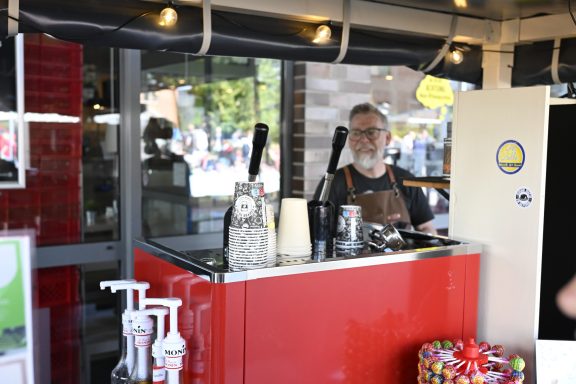 Barista hinter der Maschine