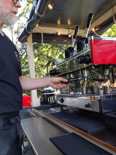 Siebträgermaschine im Einsatz