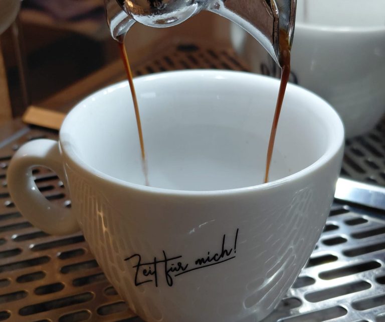Espresso extrahiert frisch in eine Tasse