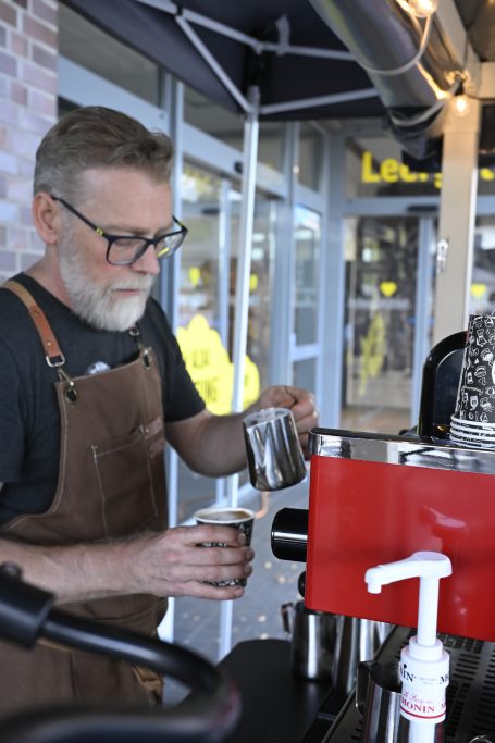 Inhaber Jan Bastick konzentriert bei der Kaffeezubereitung an seiner mobilen Bar
