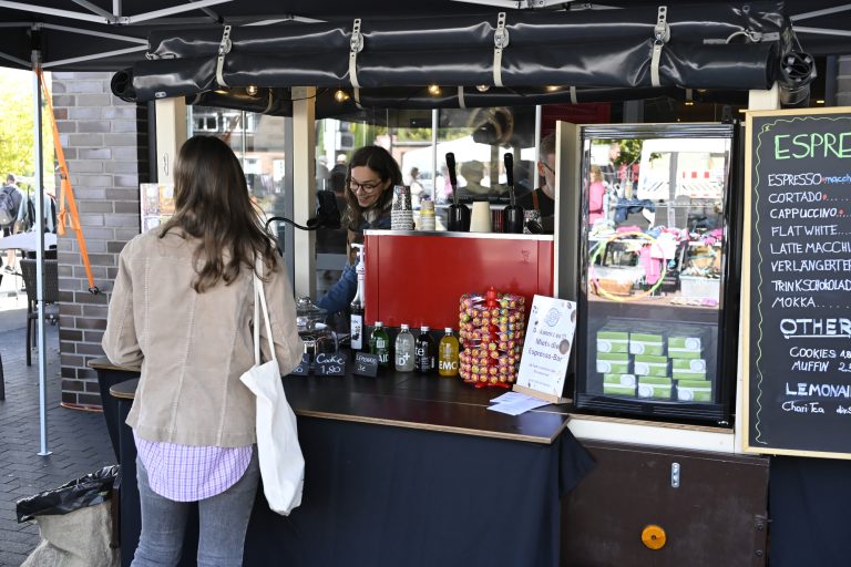Kunden an der Bar - Flohmarkt