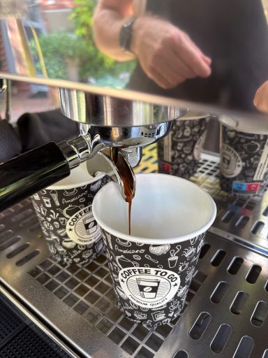 Espresso läuft in den Becher