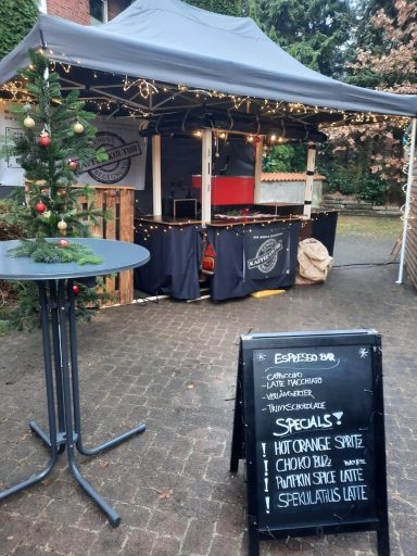 Anhänger und Tresen beim Weihnachtsmarkt in Ansicht