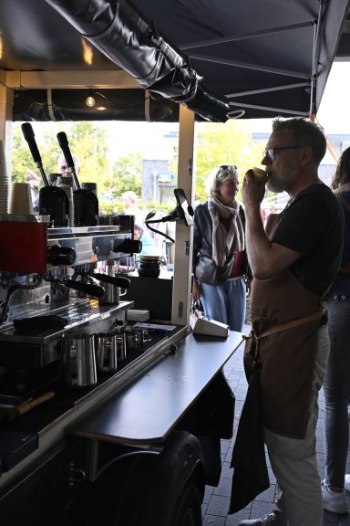 Barista bei der Arbeit am Siebträger
