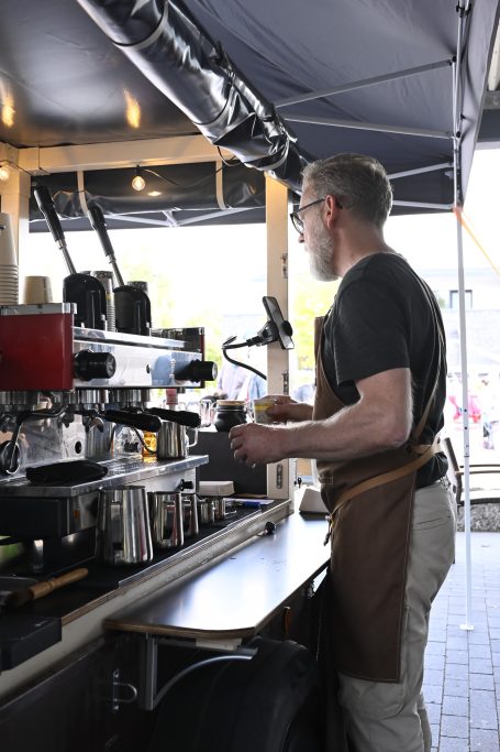 Handgefertigter Holz-Kaffeetresen von JB Kaffee-Kultur mit edlen Handwerksdetails