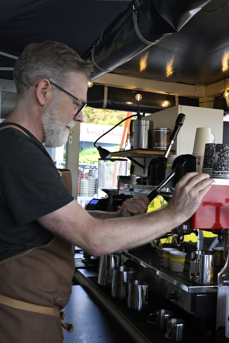 Barista bei der Arbeit - öffentlicher Flohmarkt